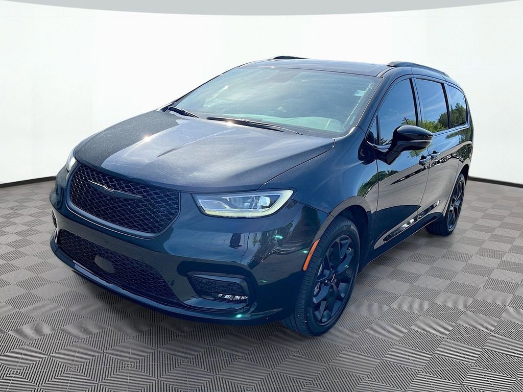 2023 Chrysler Pacifica Limited AWD's photo
