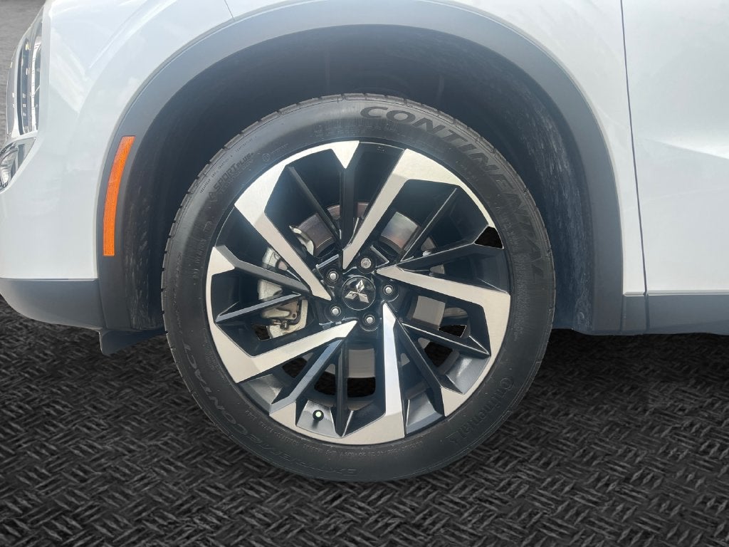 2024 Mitsubishi Outlander Base
